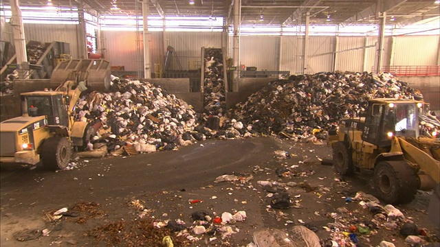 垃圾填满了一个大型收集设施的垃圾坑。视频下载