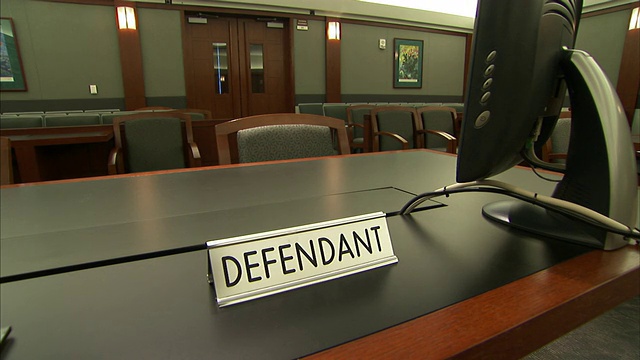 一张被告告示牌占据了法庭的桌子。视频下载