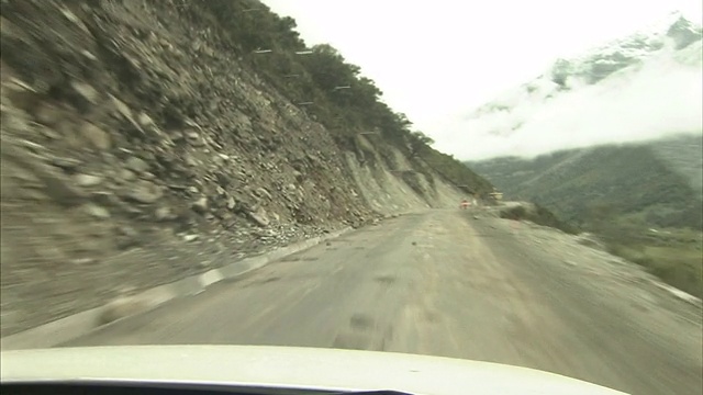 一辆汽车在安第斯山脉崎岖狭窄的道路上行驶。视频下载