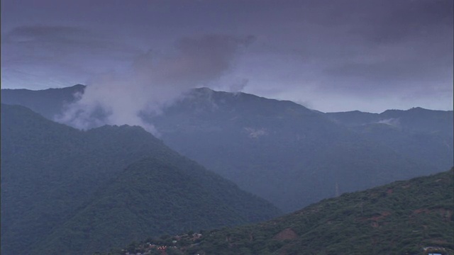 烟雾从山区的山脊上升起。视频下载