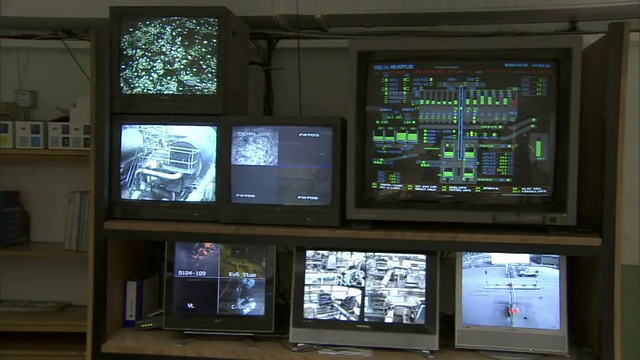 多个计算机显示器显示数据。视频下载