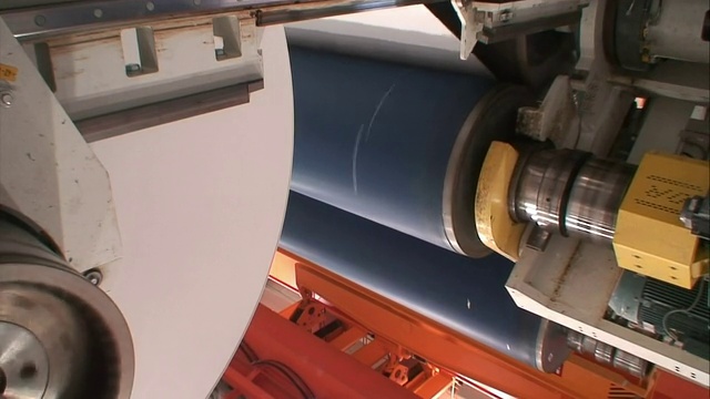 在造纸厂，白纸缠绕在辊子上。视频下载