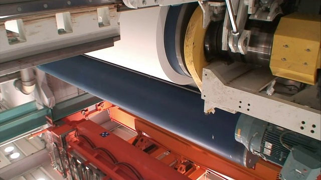 造纸厂的夹具在机器上移动。视频下载