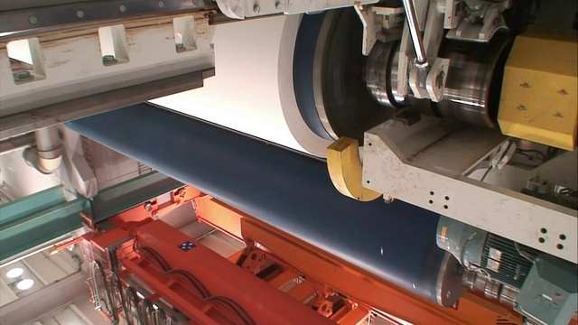 在造纸厂的自动化机器上，当轮子旋转时，托盘被放下来。视频下载