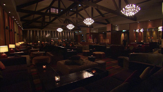 酒店餐厅等待顾客的时候，酒保正在清理酒吧。视频下载