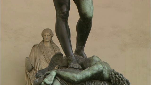 一座珀尔修斯和美杜莎的雕像立在基座上。视频下载