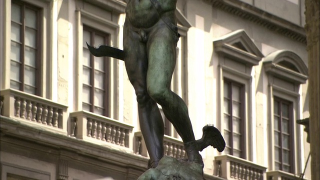 一座珀尔修斯和美杜莎的雕像矗立在意大利佛罗伦萨的一家酒店附近。视频下载