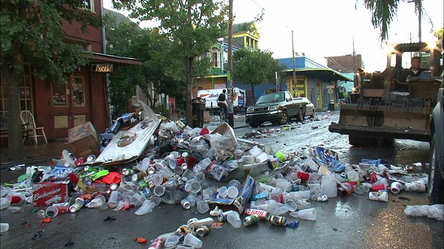 推土机从新奥尔良的一条街道上铲起各种各样的垃圾。视频下载