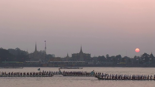 柬埔寨湄公河岸边，大艇上的船只驶过寺庙视频素材