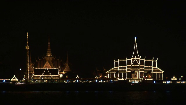 灯光照亮了柬埔寨一座宫殿的轮廓。视频素材
