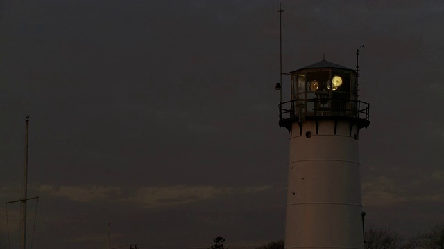一个灯塔灯塔在科德角运行。视频素材
