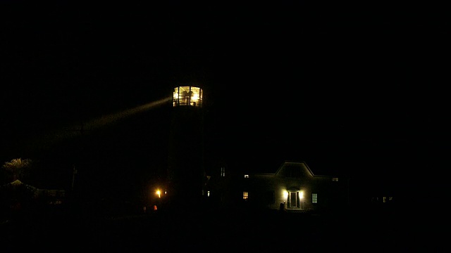 灯塔的灯塔扫过夜空。视频素材
