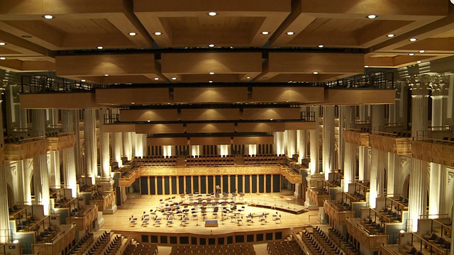 一座豪华音乐厅的两侧排列着圆柱。视频下载