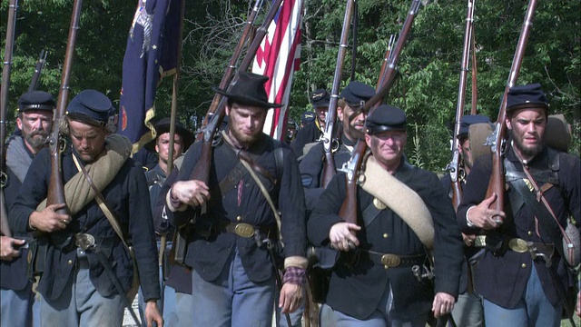 联邦士兵手持国旗，骑兵紧随其后。视频下载