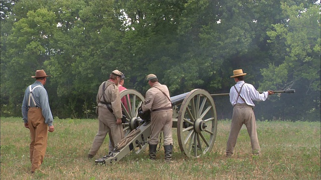 南北战争期间，邦联士兵开炮。视频下载