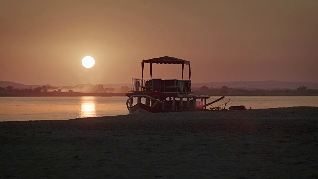日落时分的渔船视频素材