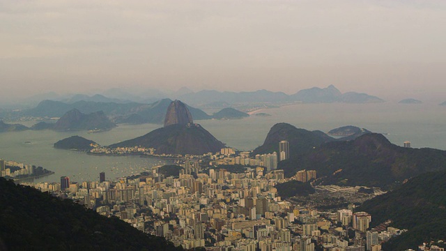 空中跟踪拍摄的里约热内卢，巴西的天际线视频素材