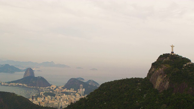 俯瞰巴西里约热内卢的科尔科瓦多和甜面包山的航拍视频素材
