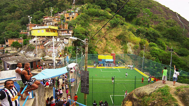 里约热内卢，巴西——6月23日:在贫民区，人们缓慢地沿着足球比赛的楼梯往下走视频下载