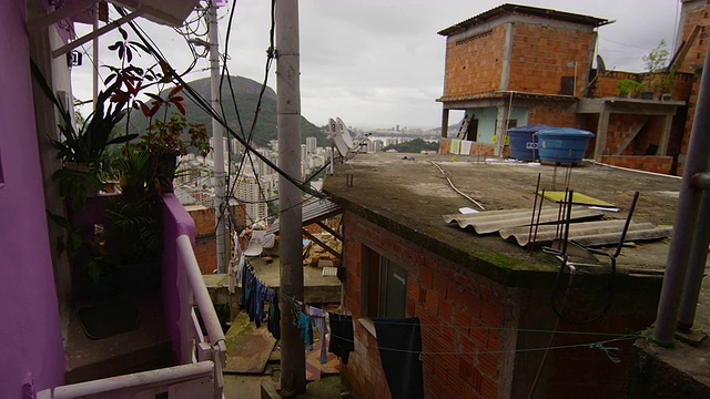 巴西，里约热内卢——6月23日:2013年6月23日，巴西，里约热内卢贫民区的人们视频素材