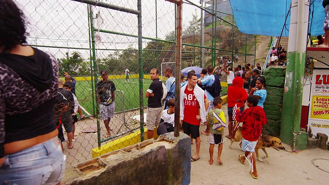 里约热内卢，巴西- 6月23日:足球运动员准备比赛时的跟踪射门视频下载