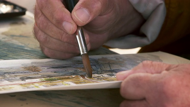 近距离拍摄的艺术家绘画使用水彩画的场景在威尼斯。视频下载