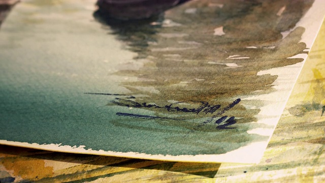 一位艺术家在他的水彩画上签名的照片。视频下载