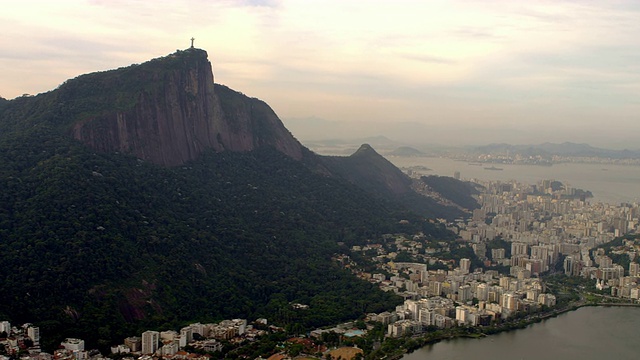 地理位置和里约热内卢海岸线的航拍镜头。视频素材