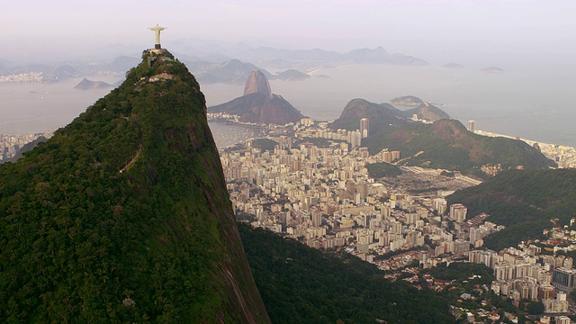 空中山脉，海洋，和城市景观变化拍摄-里约热内卢de Janeiro，巴西。视频素材