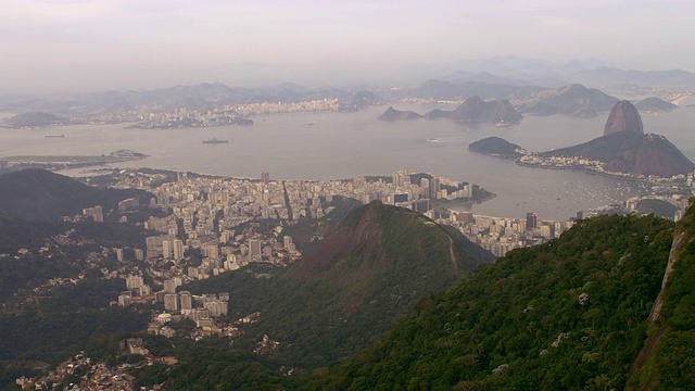 各种城市、海岸线和地标的航拍镜头——巴西的里约热内卢。视频素材