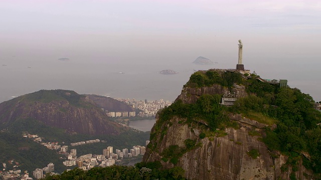 从空中俯瞰救世主——巴西里约热内卢。视频素材