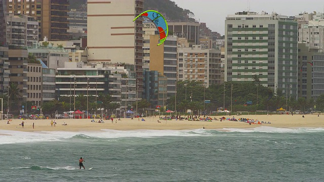 以Cityscaper为背景的滑翔伞冲浪者的全景镜头。视频下载