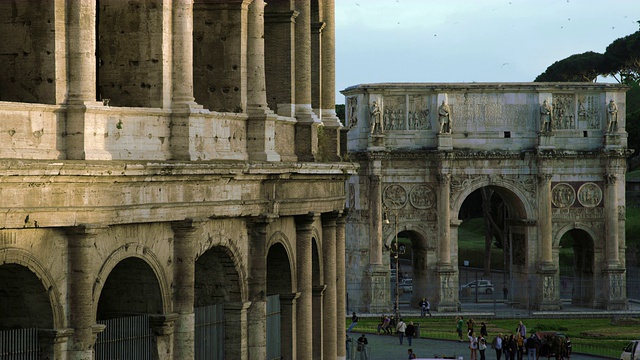 拍摄的君士坦丁拱门和罗马斗兽场在前景。视频下载
