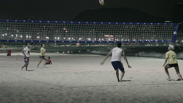 沙滩排球比赛的静态镜头与侵略性的球员在黄色的衬衫和白色的帽子。视频素材