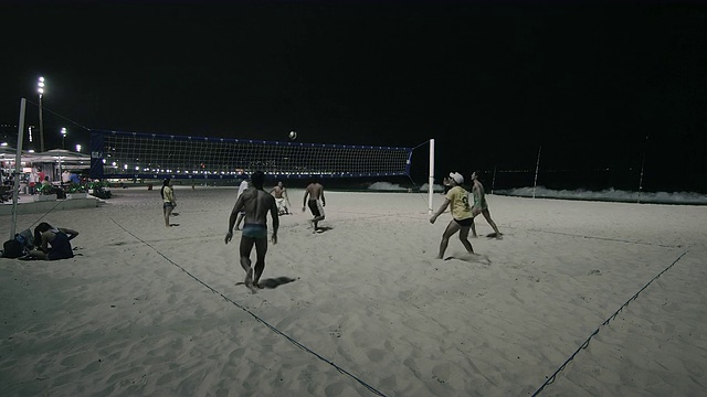 科帕卡巴纳海滩上晚上排球比赛的静态镜头。视频素材