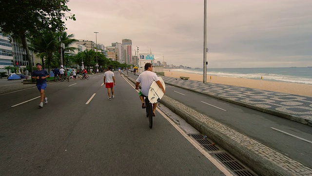 里约热内卢，巴西- 6月23日:多莉拍摄，男子与冲浪板，伊帕内玛海滩，2013年6月23日，里约热内卢视频素材