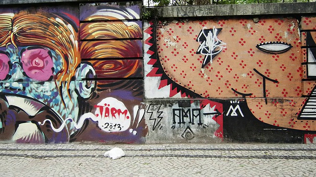 慢动作摄影车拍摄的涂鸦艺术在周围的墙壁上的建筑里约热内卢，巴西视频素材