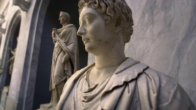 侧面的女性半身像与雕像的背景。视频素材