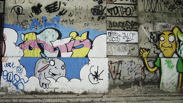 慢镜头摄影车拍摄了巴西里约热内卢街道上的各种绘画视频下载