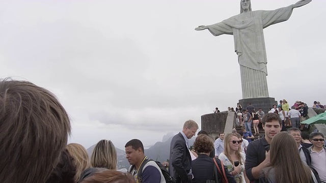 游客在里约热内卢的基督雕像前的慢镜头视频下载