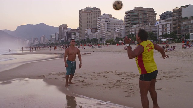 两个男人在伊帕内玛海滩踢足球视频素材