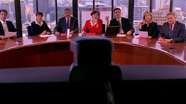 后视电视会议摄像头+电视广角拍摄商务人士在会议桌上讲话视频下载