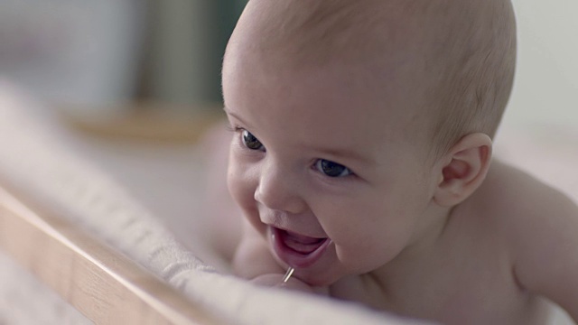 婴儿在育婴室微笑视频素材