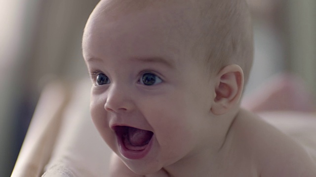 婴儿微笑视频素材