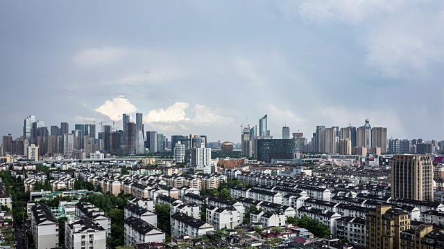 在暴雨的云层中，杭州市中心建筑的航拍图视频素材