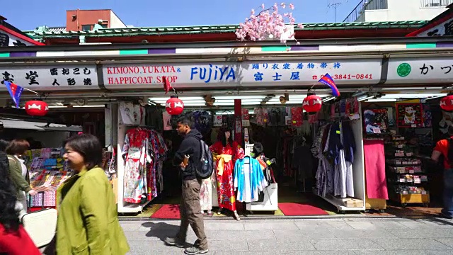 在nakamsei -dori的传统礼品店前，相机捕捉到了穿着日本夏季休闲和服(Yukata)的玩偶。视频素材