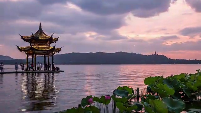 从白天到夜晚4K延时:在暴风雨的云，杭州，中国西湖上的照明亭视频下载