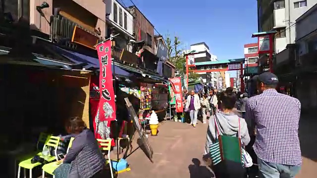 TL行走摄影机正穿过登角道。镜头捕捉到了街道两侧的许多传统日本礼品店和餐馆。视频素材