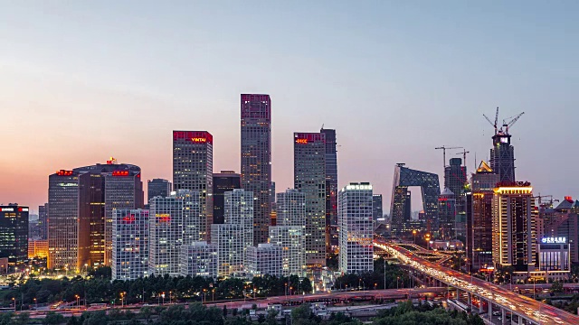 时间流逝-高角度的北京天际线在黄昏，白天到晚上的过渡视频下载