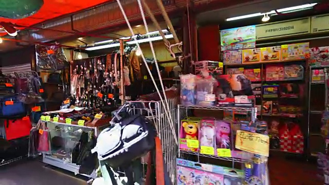 行走的摄影机正穿过登角道。镜头捕捉到了街道两侧的许多传统日本礼品店和餐馆。视频素材